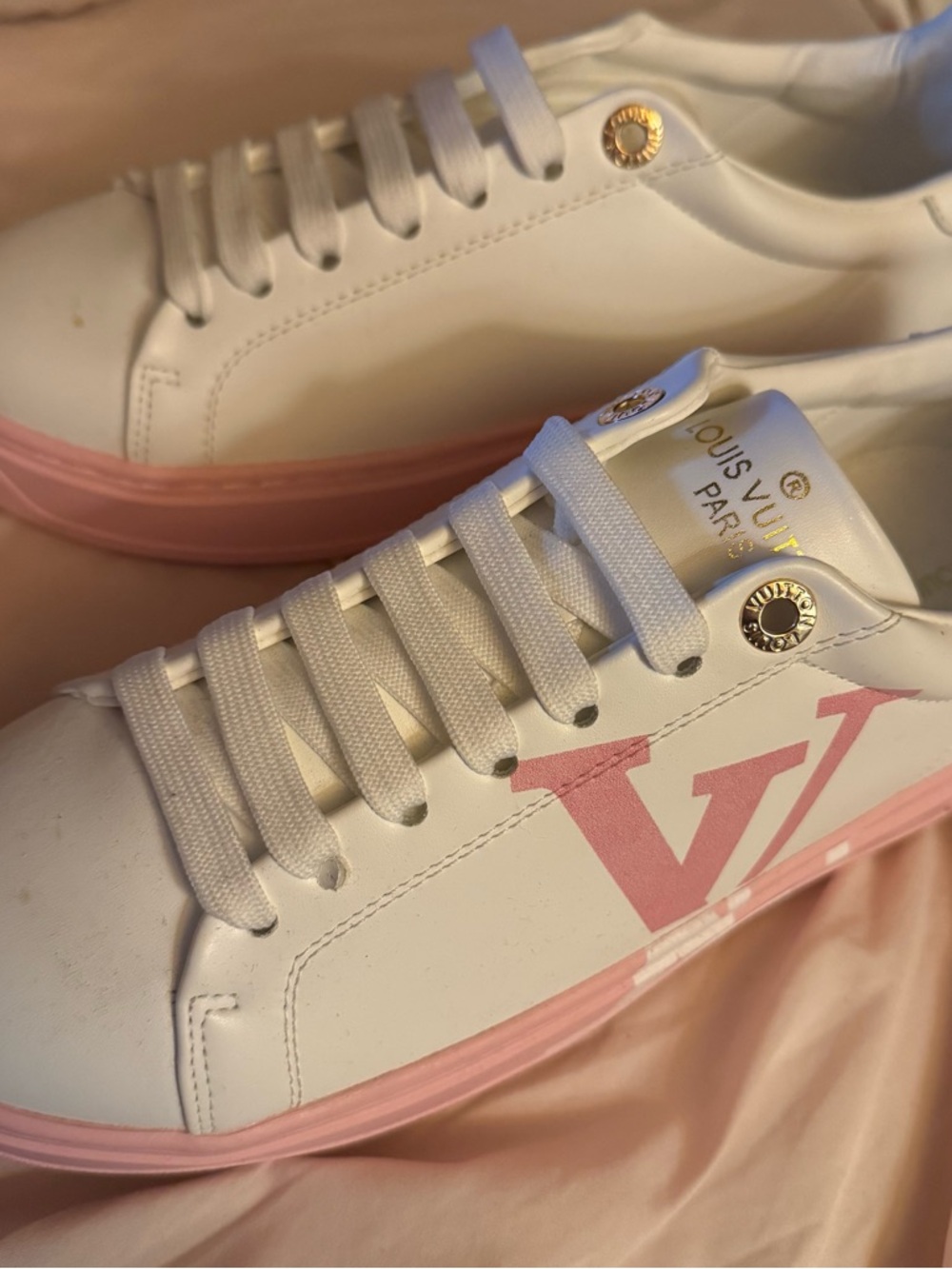 Louis Vuitton White & Pink Women’s Low-Top Sneakers - Picture 4 of 6
